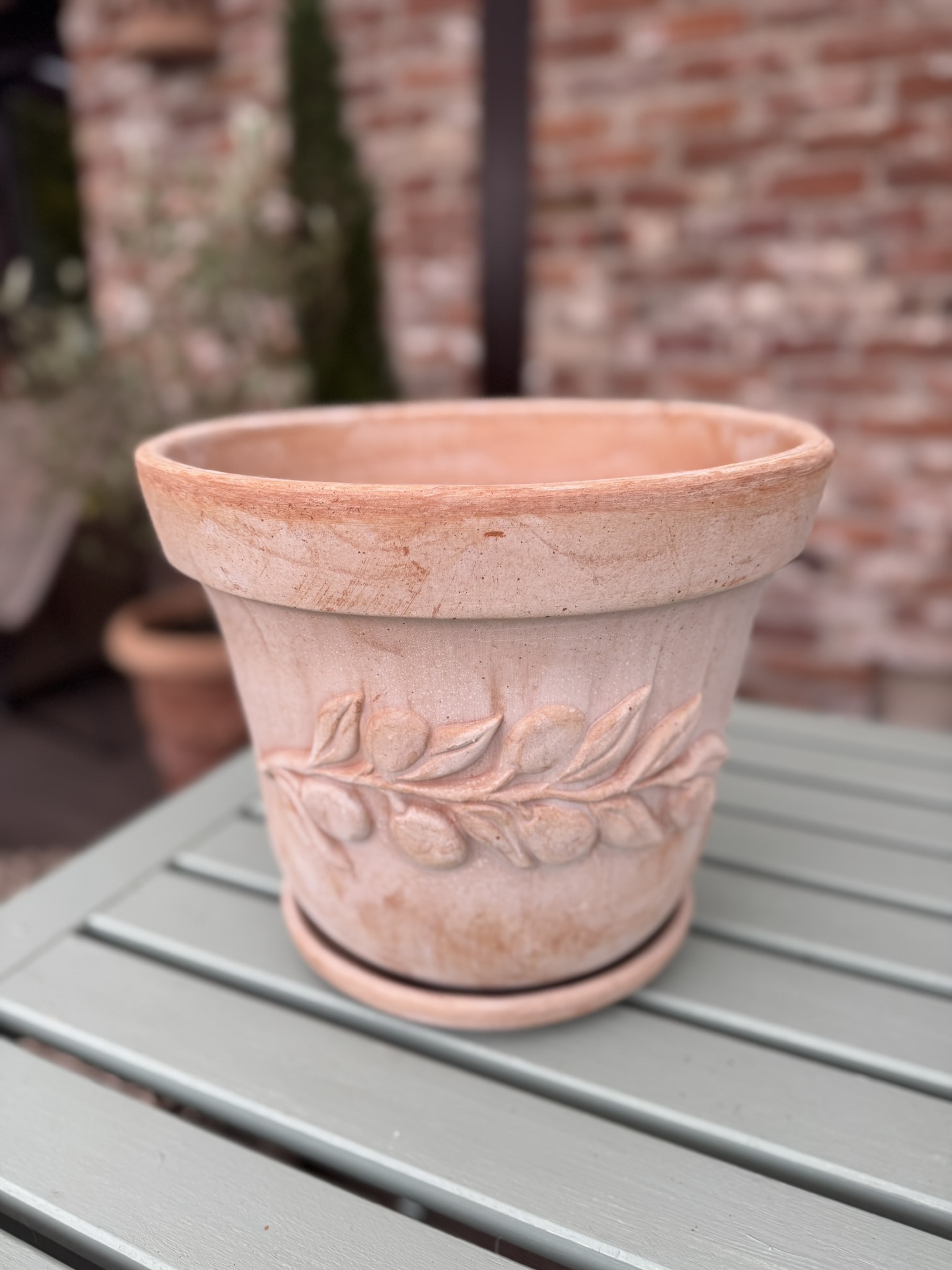 Donica z terakoty Vaso Olive 30 × 25 cm z podstawkiem – ręcznie wykonana we Włoszech - obrazek 7