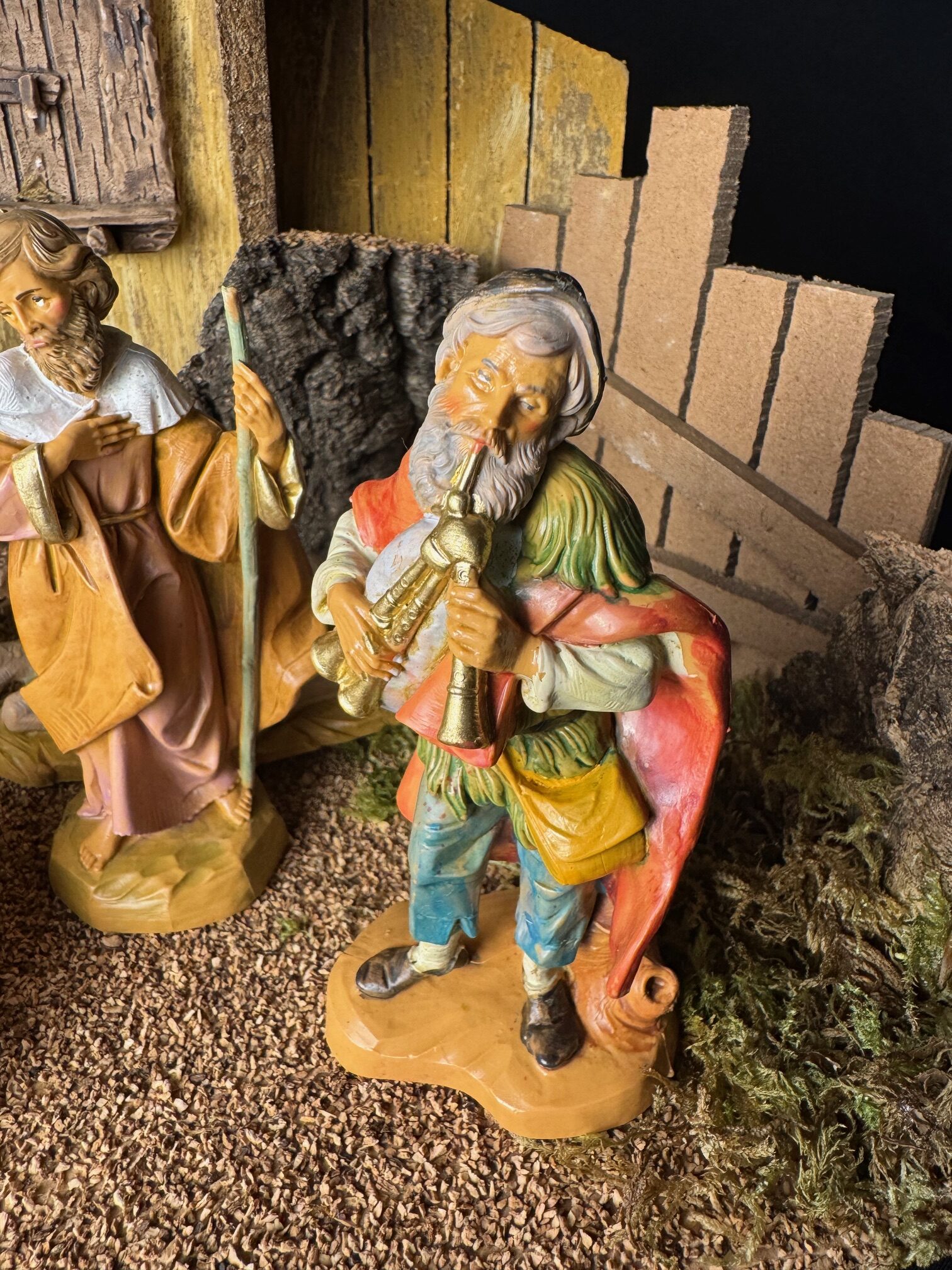 Szopka bożonarodzeniowa Fontanini nr 242 - duża stajenka z oświetleniem LED i figurkami 12 cm - obrazek 5