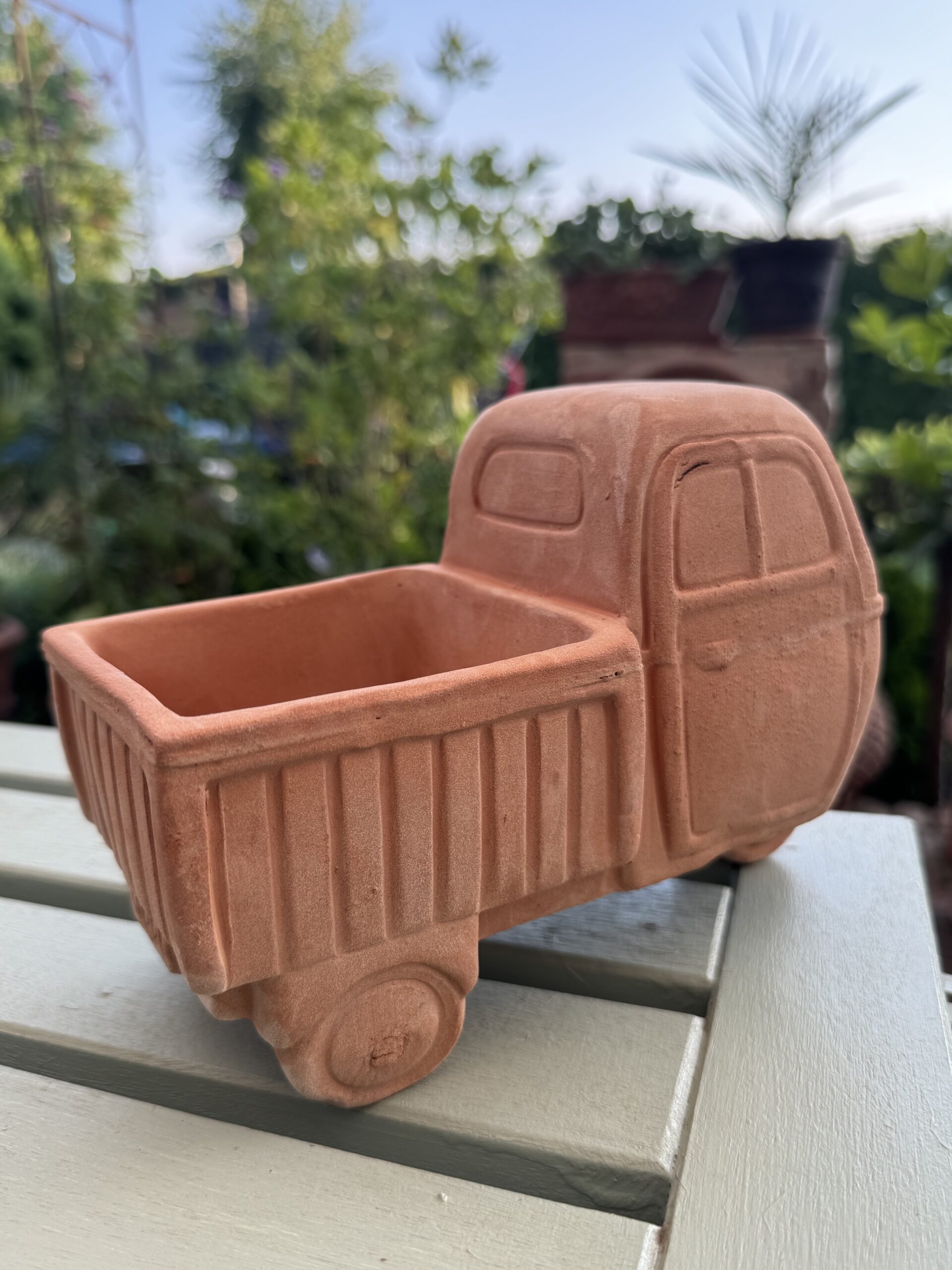 Doniczka Piaggio Ape z naturalnej włoskiej terakoty inspirowana kultowym trójkołowym pojazdem