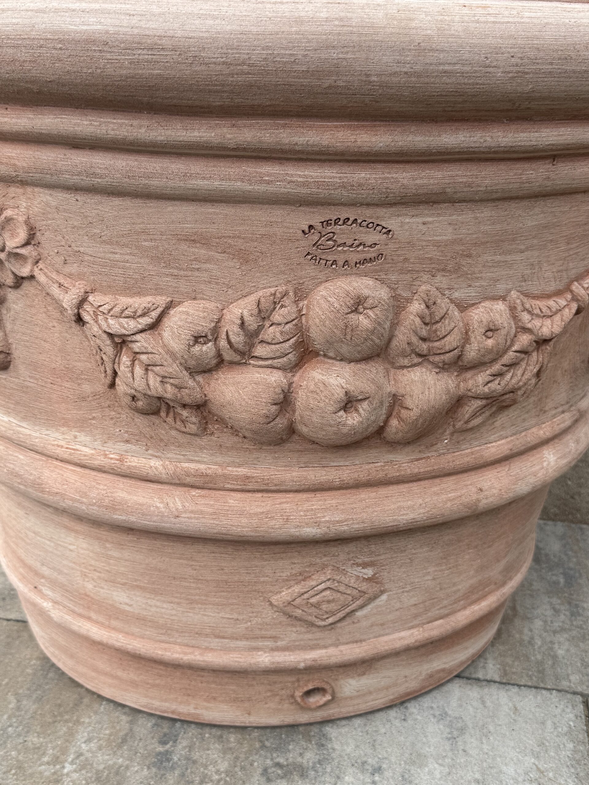 Donica przyścienna z terakoty Vaso Parete Festonato 72 × 52 × 43 cm – ręcznie wykonana we Włoszech - obrazek 3